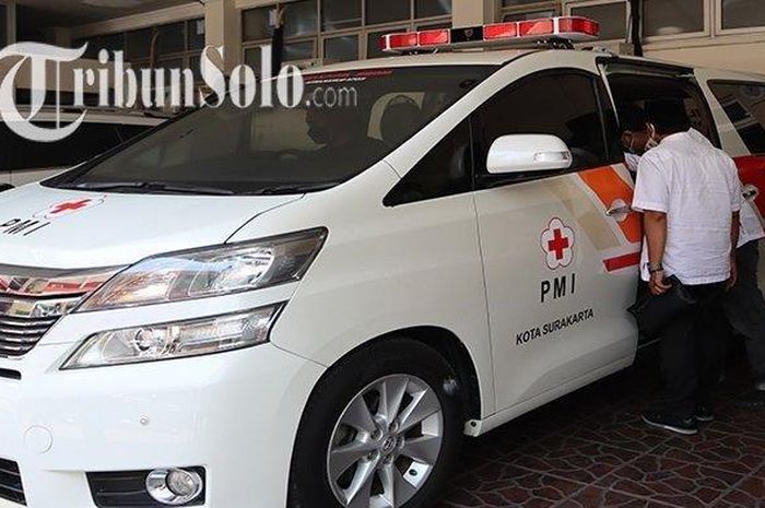 Peluncuran mobil jenazah berjenis Toyota Alphard berpelat nomor warna hitam AD-1214-GE di PMI Solo, Sabtu (18/9/2021). 