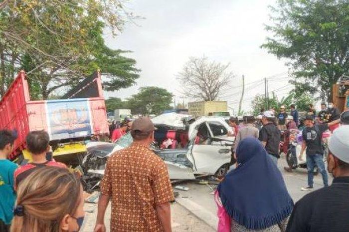 Kondisi Toyota Avanza hancur lebur setelah menabrak truk parkir di jalur Pantura, Santing, Losarang, Indramayu, Jawa Barat