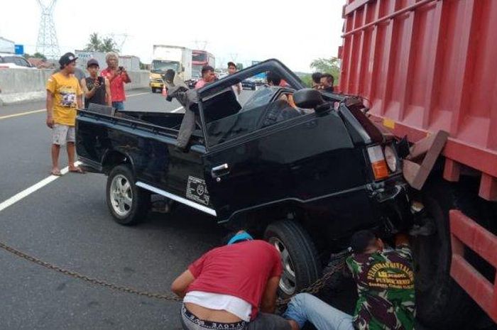 Mitsubishi L300 tabrak truk box di tol Pemalang-Batang KM 330+200/A arah ke Semarang