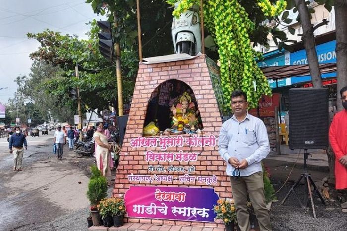 Pria asal India, Sachin Dhankude bikin monumen protes yang di atasnya ada Suzuki Access 125 miliknya.