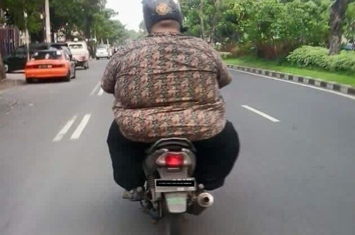 Ilustrasi orang gemuk naik motor