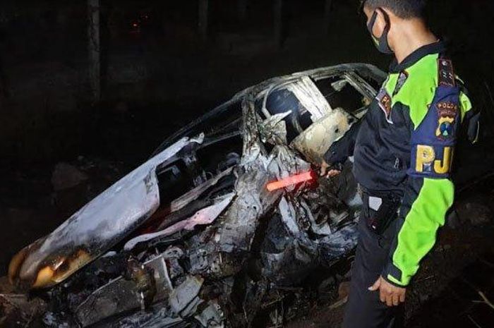 Honda Odyssey terbakar hebat di Tol Malang-Surabaya