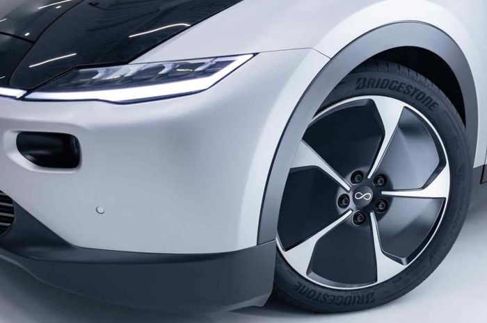 Ilustrasi ban khusus mobil listrik buatan Bridgestone