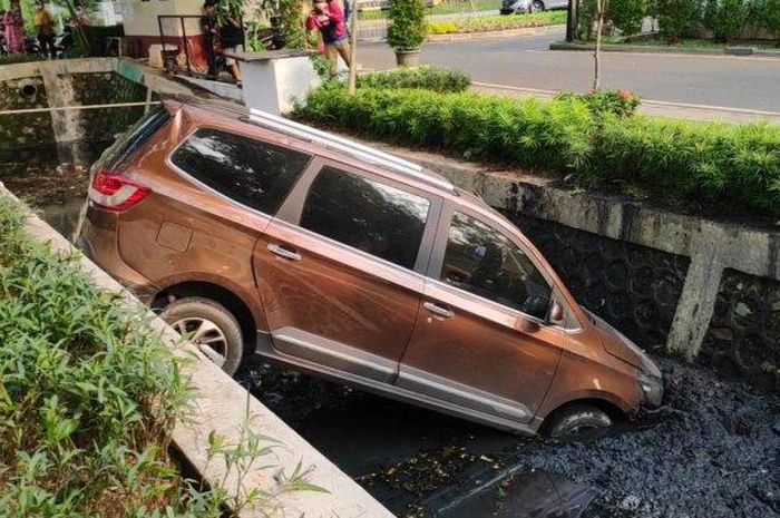 Wuling Confero masuk parit di Jl Pulomas Raya, Kayu Putih, Pulogadung, Jakarta Timur