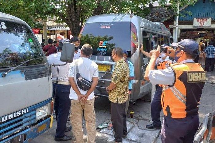 Petugas Dinas Perhubungan Solo menggeruduk juru parkir nakal yang berani mainin tarif dan karcis di Alun-alun Utara Keraton Surakarta, (20/9/21)