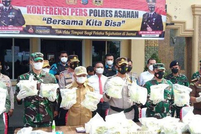 Konferensi Pers pengungkapan penyelundupan sabu seberat 34 kg di Tanjung Balai-Asahan, Sumut asal Malaysia, (20/9/21)