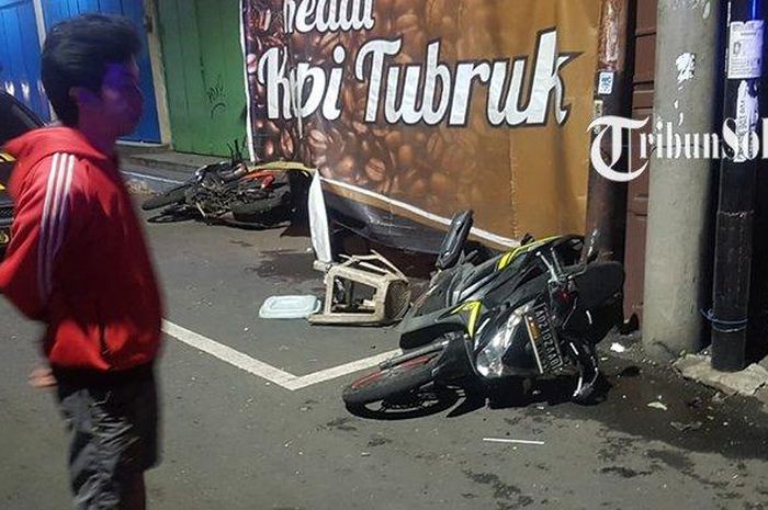 Honda BeAT dan Suzuki Shogun tergeletak usai diterjang Mazda CX-5 beserta angkringan di Nonongan, Solo, (19/9/21)