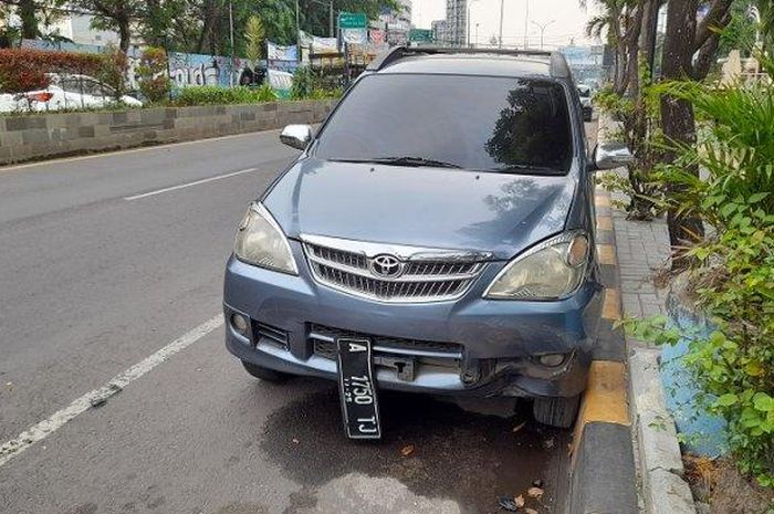 Toyota Avanza yang dipakai belajar mengemudi seorang wanita hingga menabrak pengojek online di Banten