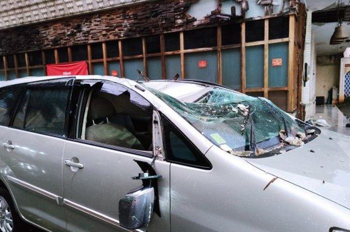 Toyota Kijang Innova ringsek tertimpa puing bangunan di ruko Saladin, Margonda, Depok setelah diterjang puting beliung, (21/9/21)