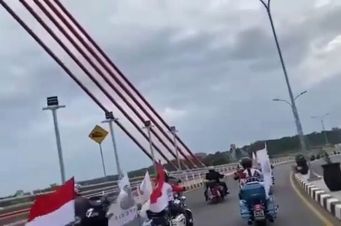 Sejumlah pegendara moge Harley-Davidson tertangkap kamera konvoi melewati Jembatan Alalak I Cable Stayed.