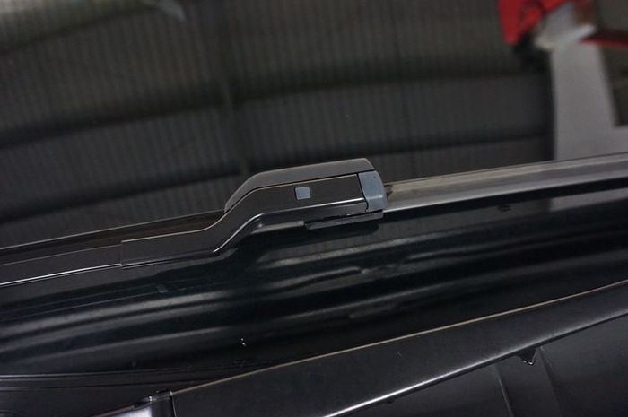 Air wiper digunakan untuk membasuh permukaan kaca sehingga mudah dibersihkan karet wiper.(Foto: Peugeot) 