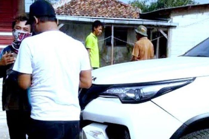 Toyots Fortuner yang ditabrak pedagang roti