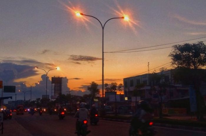 Contoh lampu penerangan jalan berwarna kuning