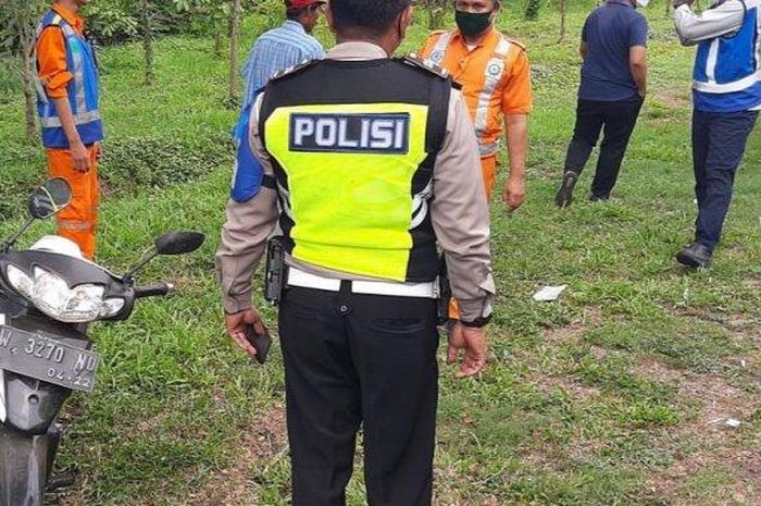 Petugas PJR dan Jasa Marga menolong pengendara Suzuki Shogun yang terperosok parit di ruas tol Sidoarjo-Porong, Jawa Timur