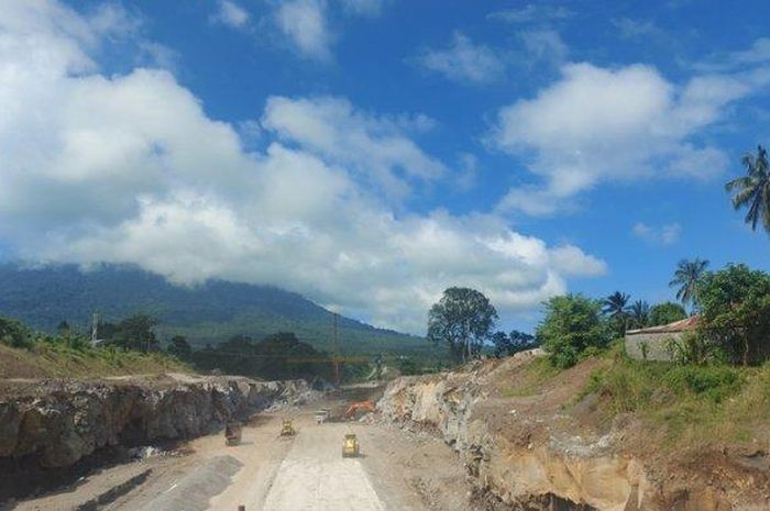 Salah satu pengerjaan yang masih dilanjutkan di jalan tol Manado-Bitung, yakni pembangunan Jembatan Ranowulu.