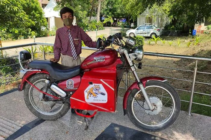 Bocah 15 tahun bernama Rajan iseng bikin motor listrik dari rongsokan Royal Enfield.