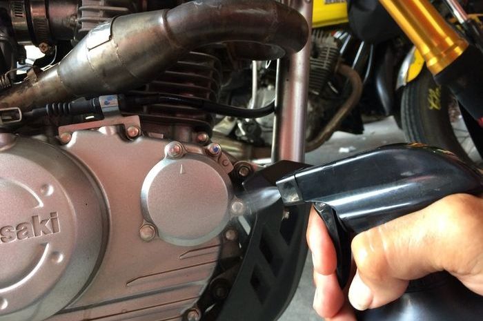 Ilustrasi pemakaian cairan engine degreaser di mesin motor