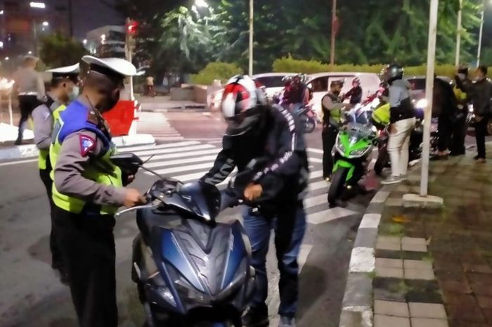 Satlantas Polrestabes Medan menjaring motor dengan knalpot brong