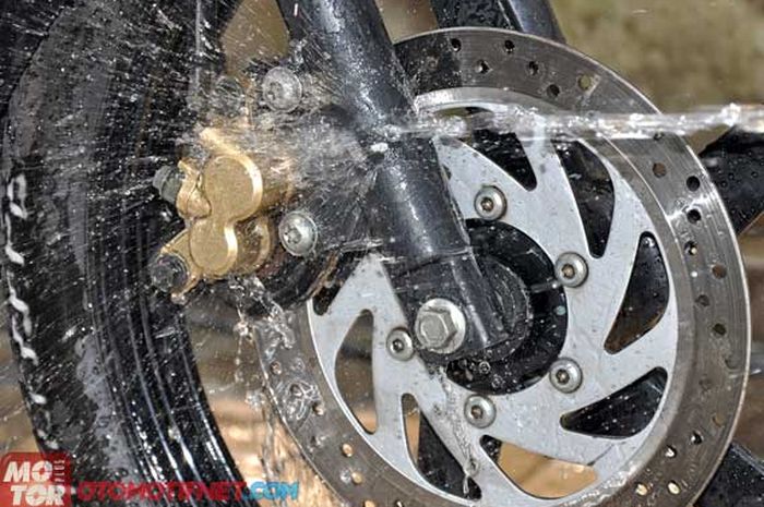 Rajin-rajin bersihkan kaliper rem bikin bebas bunyi dan seret