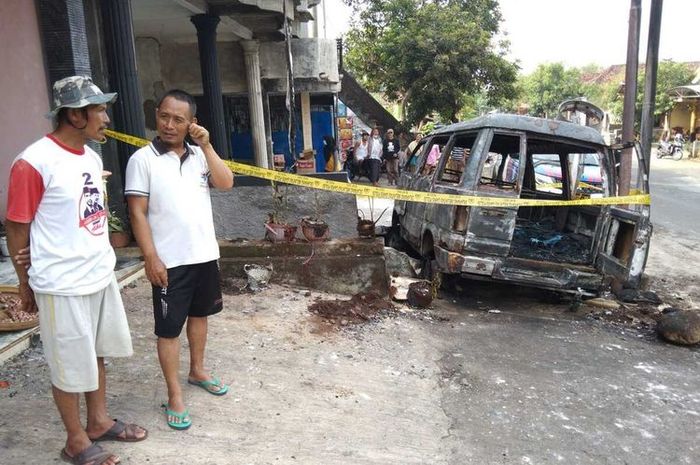 Daihatsu Zebra tabrak tembok lalu terbakar hinga jadi bangkai