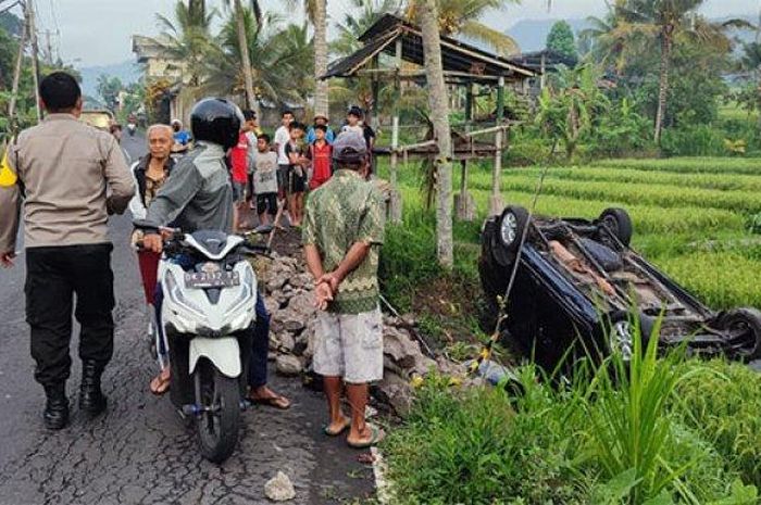 Toyota Avanza terguling ke sawah di Jl Kuncara Giri, Bebandem, Karangasem, Bali, (26/9/21)