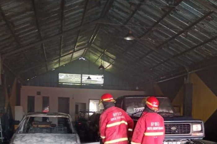 Showroom mobil bekas di Denpasar, Bali terbakar