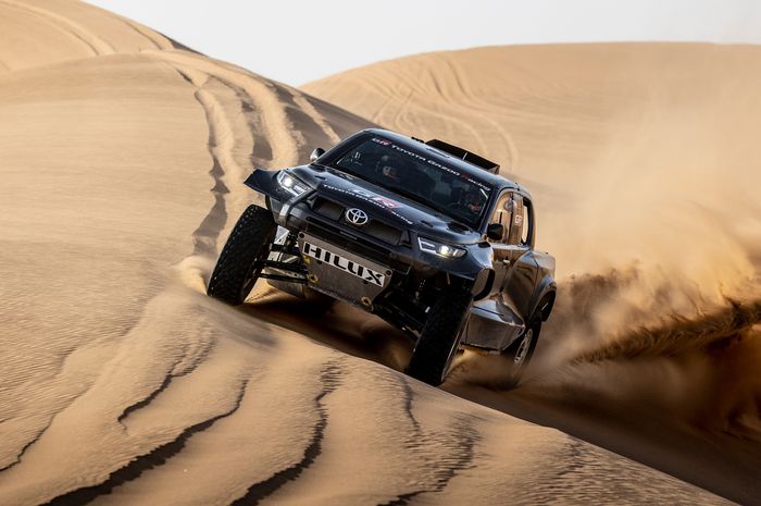Toyota GR DKR Hilux T1+ sedang pengetesan di Namibia. 