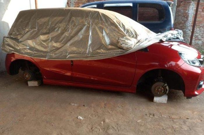 Honda Brio RS yang menjadi korban pencurian, keempat roda dimaling di lahan parkir kawasan Lowokwaru, kota Malang, Jatim