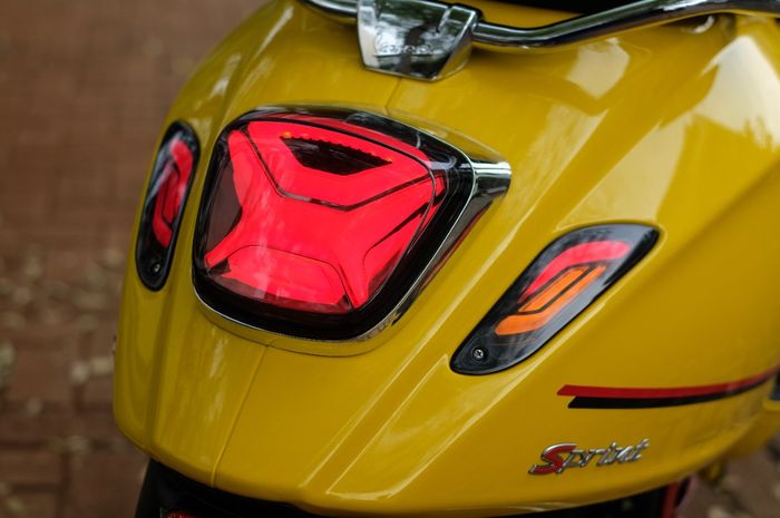 Tampilan lampu rem dibuat lebih modern dengan penggunaan lampu full LED