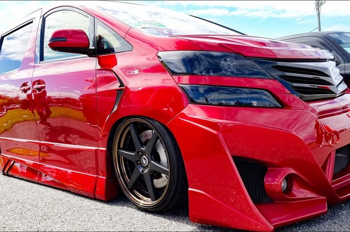 Modifikasi Toyota Vellfire tampil sangar berjubah merah marun