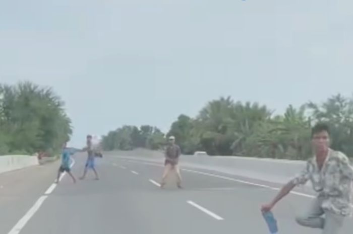 Cuplikan video aksi premanisme yang terjadi di jalan tol Belmera belakangan ini.