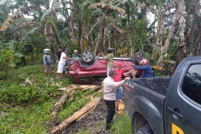 Daihatsu Terios jungkir balik usai pengemudi mabuk dan mengemudi ugal-ugalan.