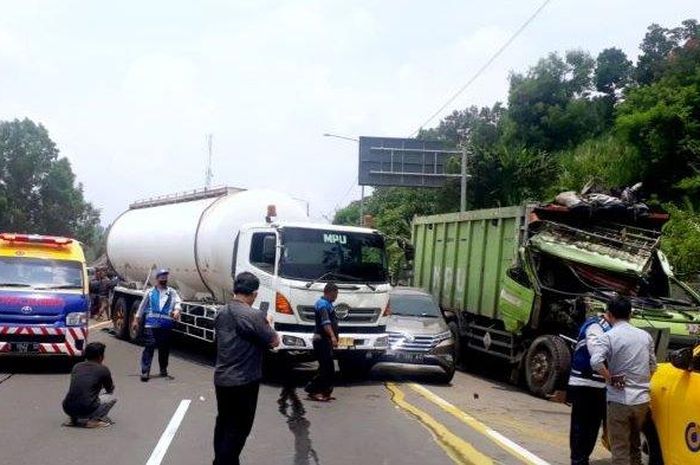 Kecelakaan beruntun terjadi di ruas tol Cipularang KM 97+700/B arah Jakarta, (28/9/21)