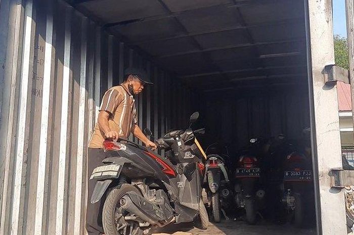 Petugas menyita 18 motor curian yang bersarang di rumah kontrakan kawasan Rawalumbu, Bekasi, Jawa Barat