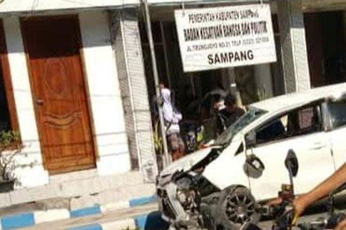 Toyota Calya bonyok wajah usai tumbuk pohon Akasia efek pengemudi tertidur