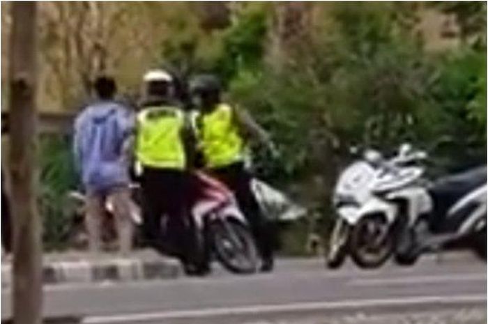 Sebuah video yang menampilkan oknum polisi lalu lintas (polantas) di Bima, Nusa Tenggara Barat (NTB) terlihat memukul dan menendang pengendara sepeda motor hingga viral di media sosial. 