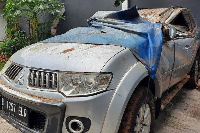 Mitsubishi Pajero Sport milik Sudarto usai dievakuasi karena ditimpa pohon di jalan raya Kalimulya, Cilodong, kota Depok