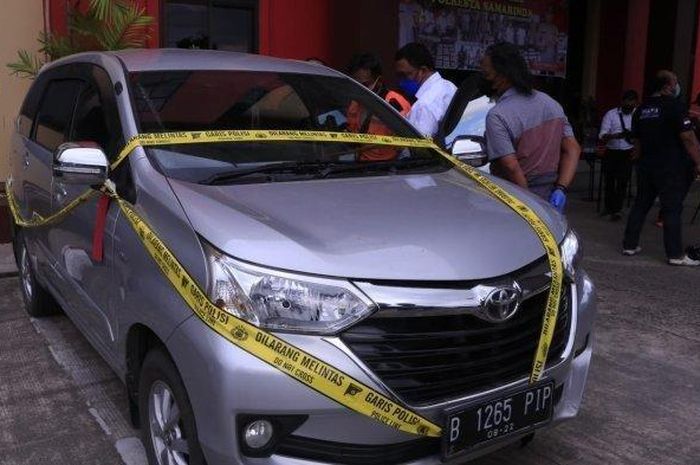 Toyota Avanza yang menjadi saksi bisu penikaman wanita bernama Julia oleh Rendi di Samarinda, Kalimantan Timur