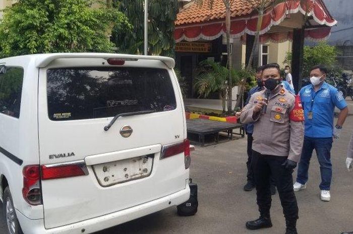 Nissan Evalia yang sempat dibawa kabur mantan pegawai perusahaan ekspedisi dengan mengorbankan kawannya sendiri di Tangerang, Banten