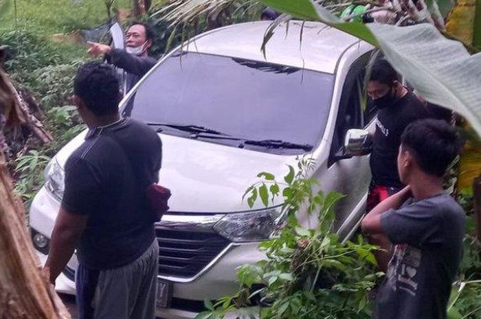 Toyota Avanza yang terpersok ke jurang di Jalan Raya Jajaway, kampung Gunung Sumping, Palabuhan Ratu, kabupaten Sukabumi, Jawa Barat