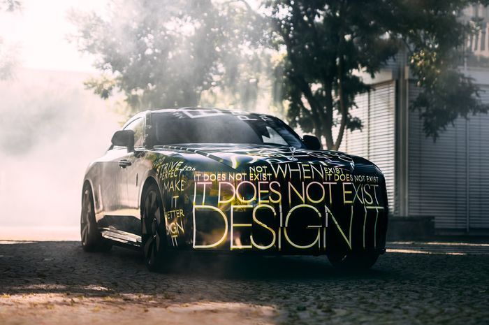 Rolls-Royce Spectre dengan kamuflase mural tulisan.