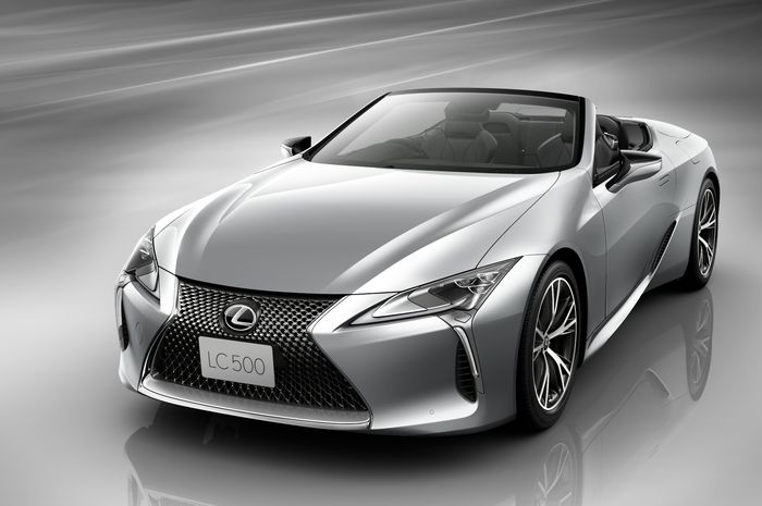 Lexus LC 500 Convertible warna Sonic Iridium.