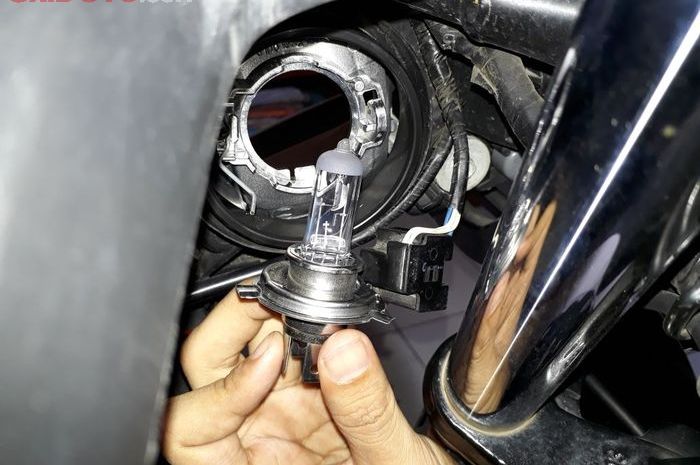 Cara pegang lampu halogen yang benar 