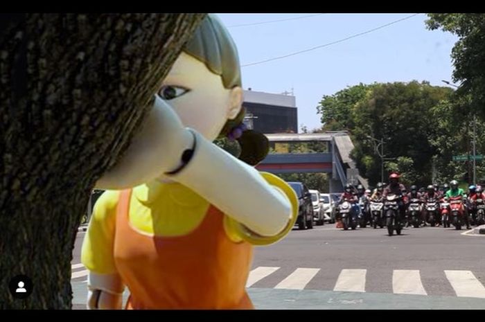 Boneka Squid Game yang diperlihatkan Dishub Surabaya