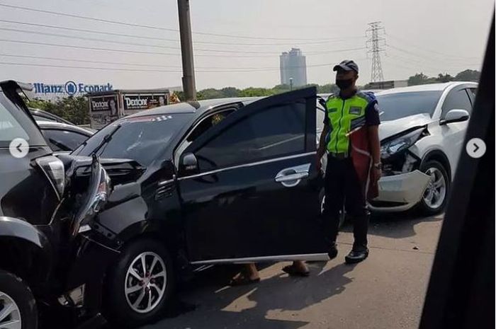 Kondisi keenam mobil yang mengalami kecelakaan beruntun di tol Ancol Barat