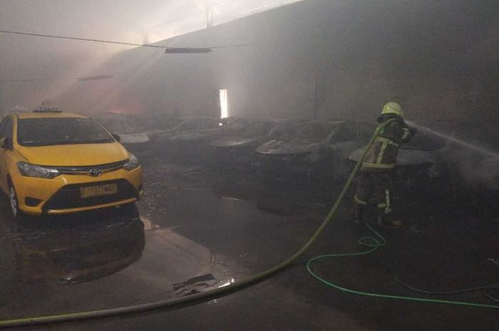 Sebanyak 31 taksi di garasi hangus terbakar