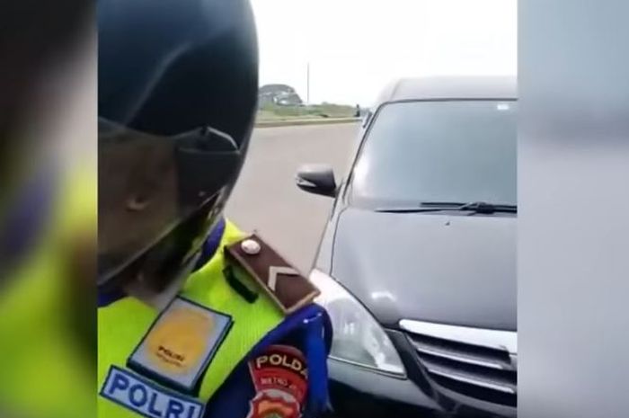 Polisi berikan tilang ke pengemudi Toyota Avanza karena angkut sepeda di kabin