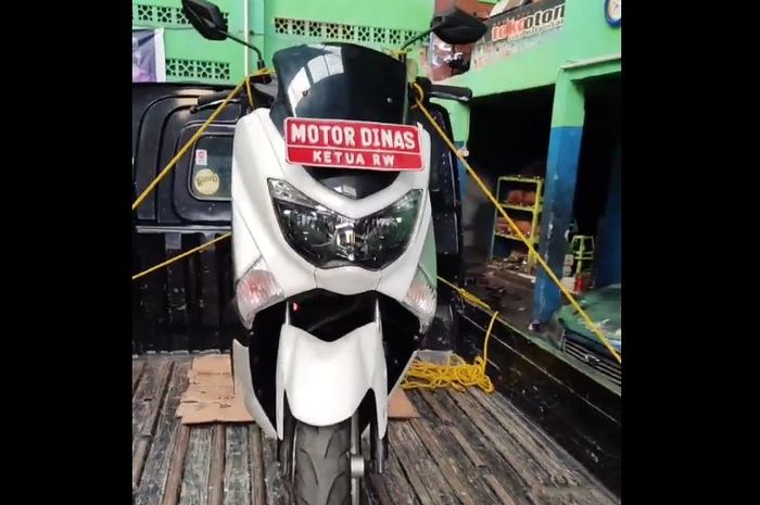 Yamaha NMAX dengan pelat warna merah bertuliskan 'Motor Dinas Ketua RW'.