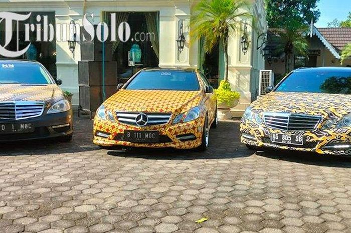 Tiga Mercedes-Benz yang dibalut stiker tema batik
