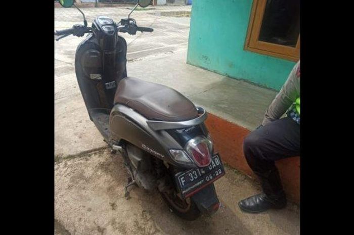 Honda Scoopy yang ditemukan warga rebah di kuburan Ciseke, Cikaret, Kebonpedes, Sukabumi, Jawa Barat